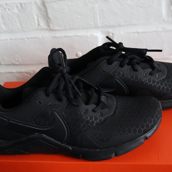 BLACK NIKE TENNIS SHOES - Picture 3 of 7